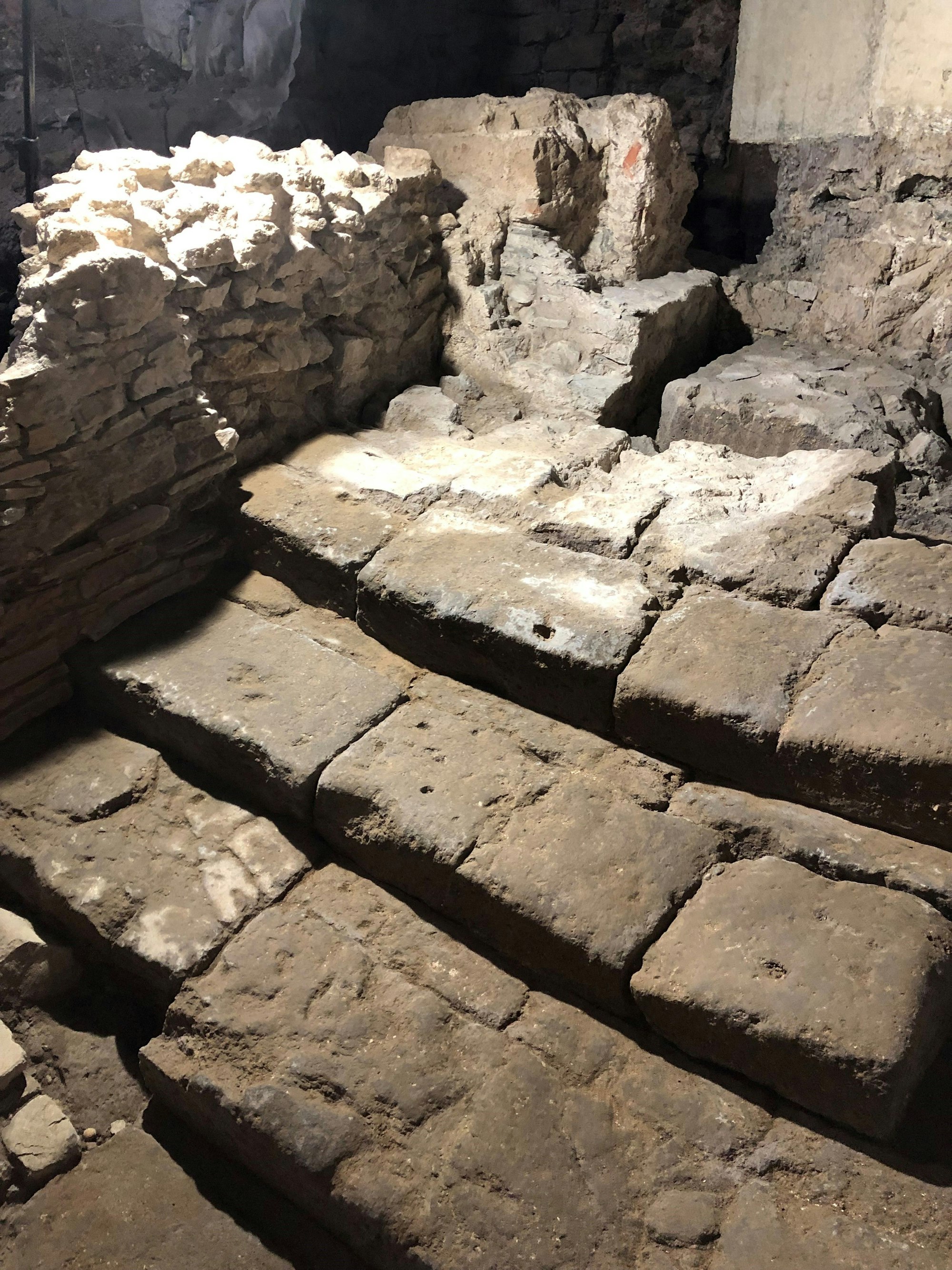 Eine Steintreppe aus der Römerzeit, die in Köln entdeckt wurde.