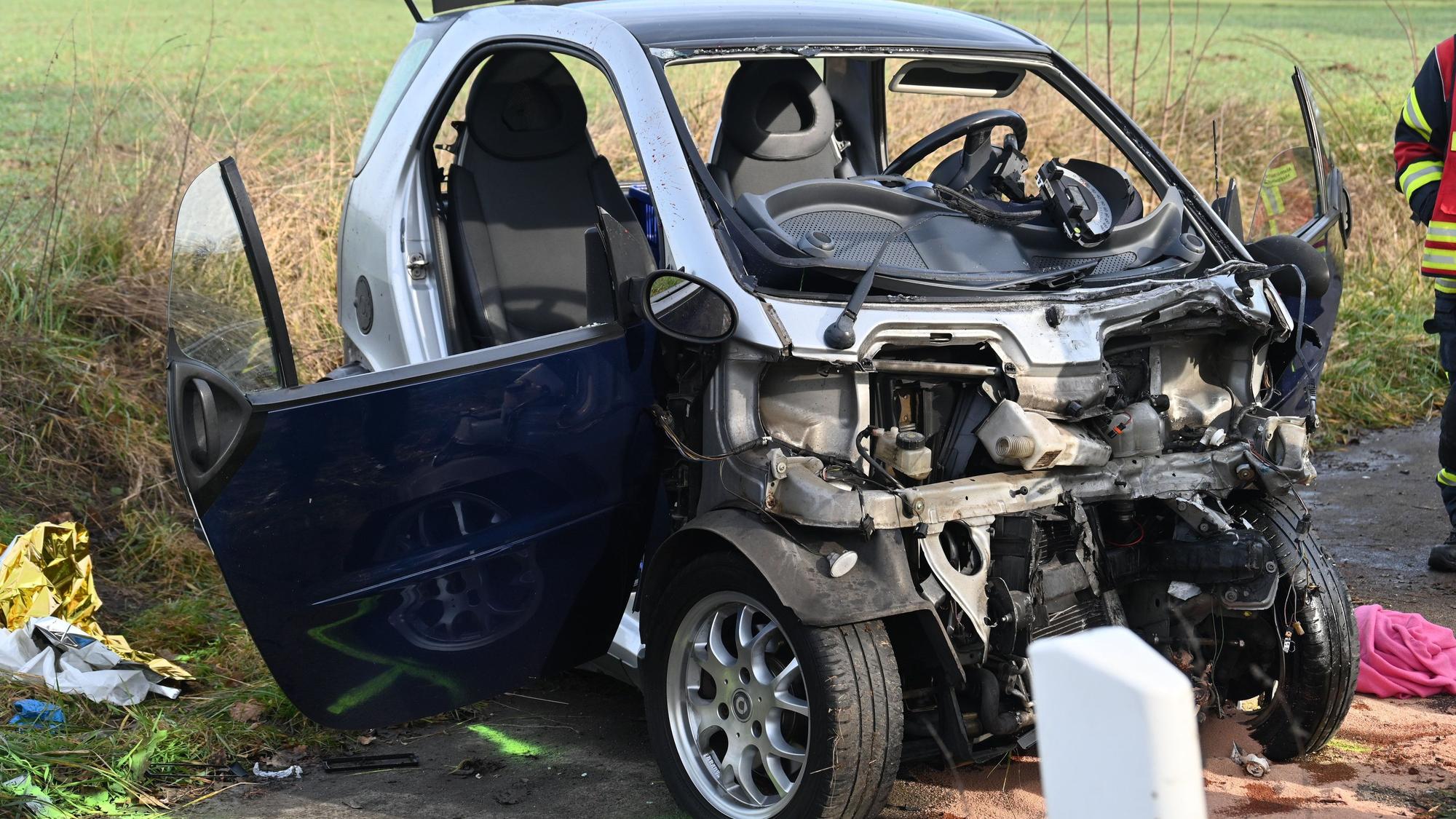 Das Bild zeigt einen verunfallten Kleinwagen am Straßenrand.