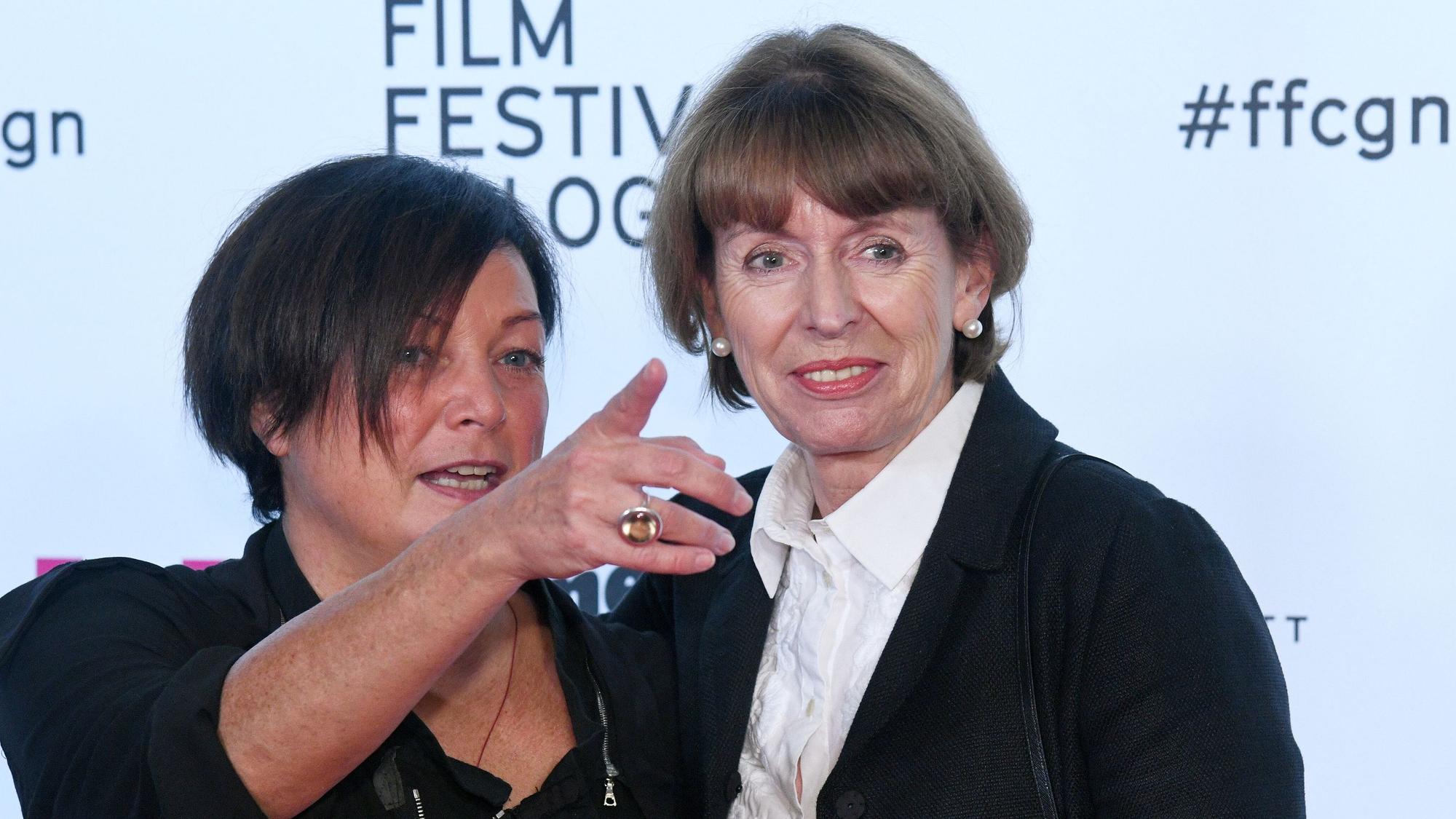 Festivalleiterin Richter mit der ehemaligen OB Henriette Reker (r.) auf einer der Veranstaltungsbühnen des FFCGN .dpa