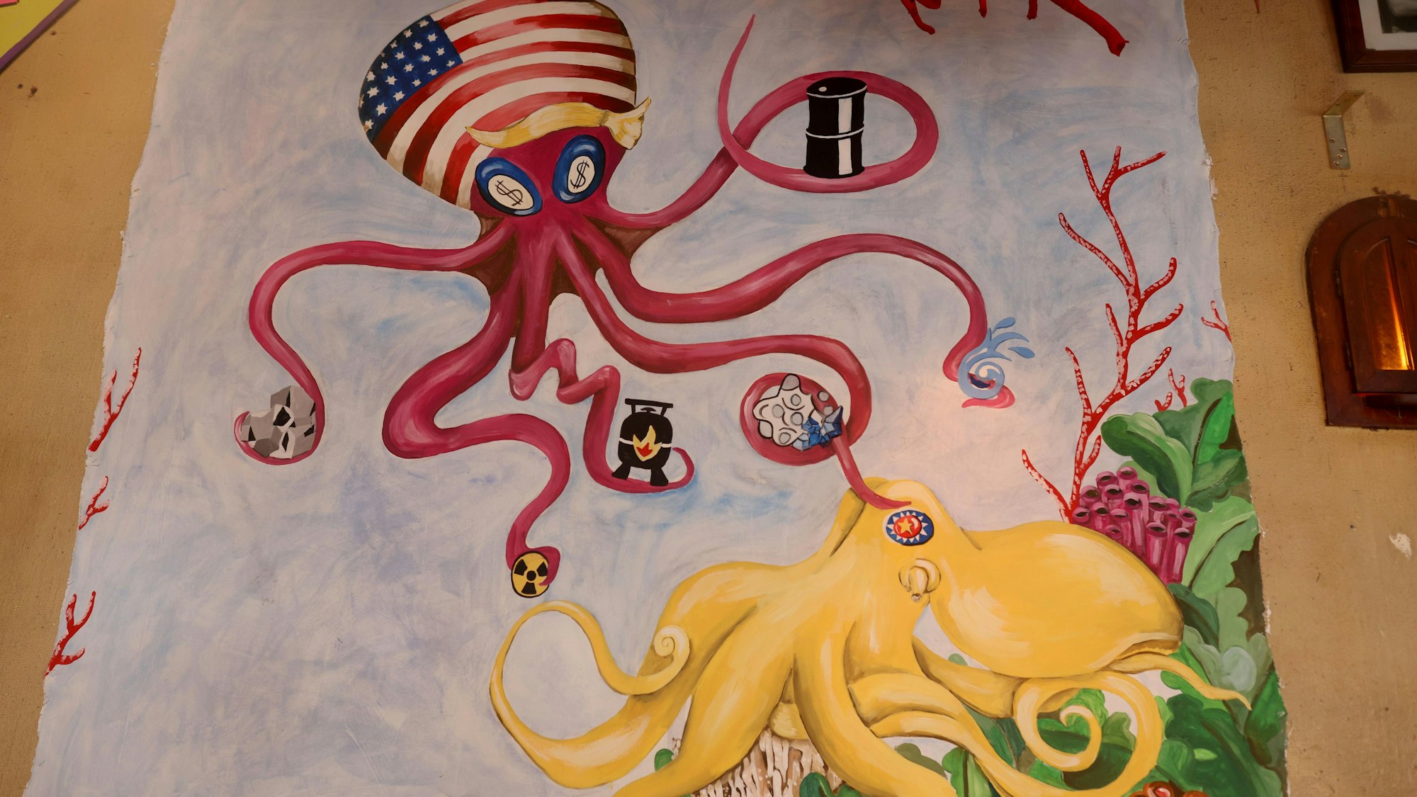 Trump als Krake: Dieses von Henrike Müller gemalte Bild hängt im Karneval neben der Theke der Ubierschänke.