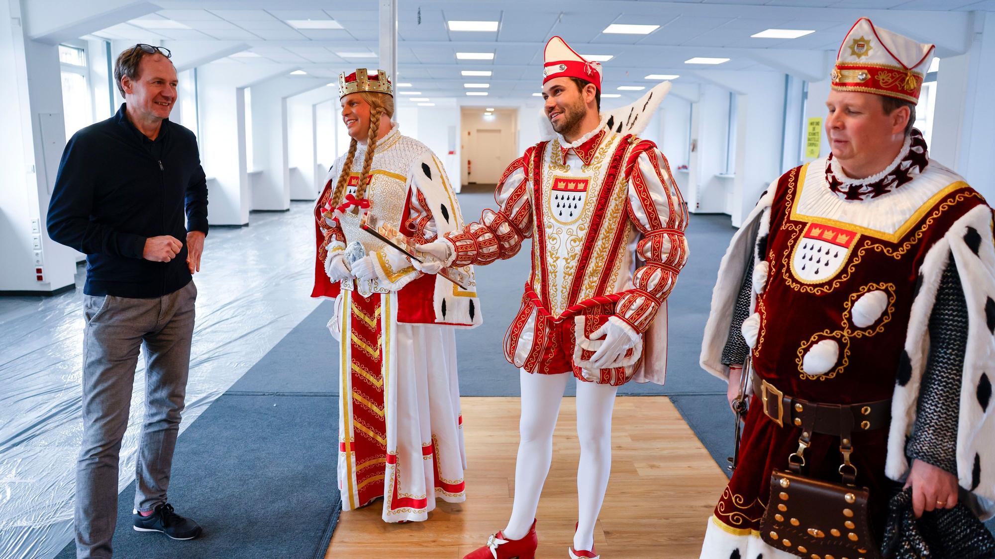 An Weiberfastnacht tritt unter anderem das Dreigestirn bei der Rundschau-Party auf. Das Großraumbüro wird dafür derzeit umgebaut.
