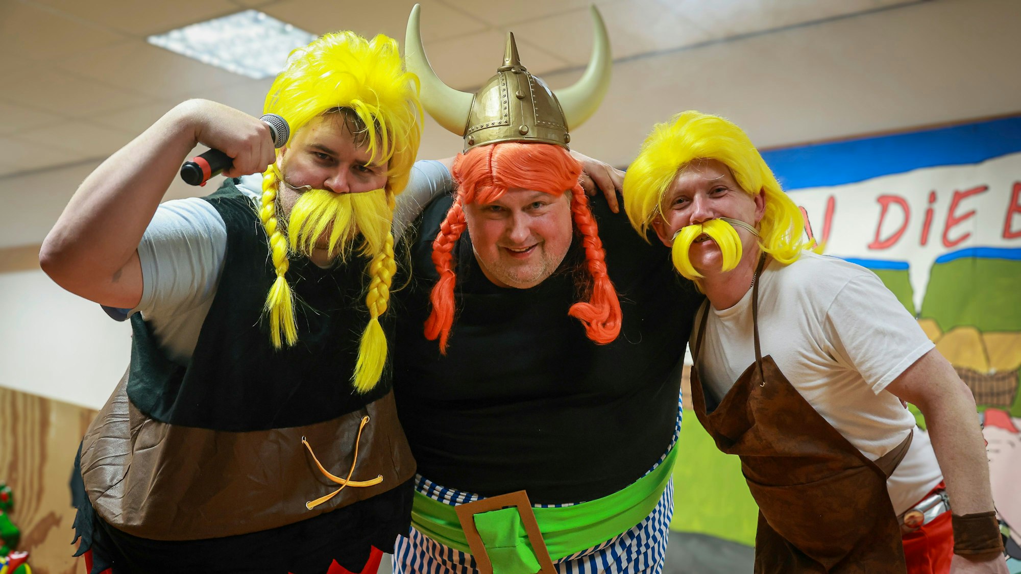 Günter Lentzen in Obelix-Kostüm wird von Luca Vey und Michael Conrads flankiert, die sich als Asterix verkleidet haben.