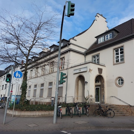 in Troisdorf hat die Postbank die Filiale an der Poststraße geschlossen. Der Partnershop an der Kölner Straße liegt fast einen Kilometer weit entfernt, die nächste Postbankfiliale findet sich in Siegburg, mehr als fünf Kilometer entfernt.