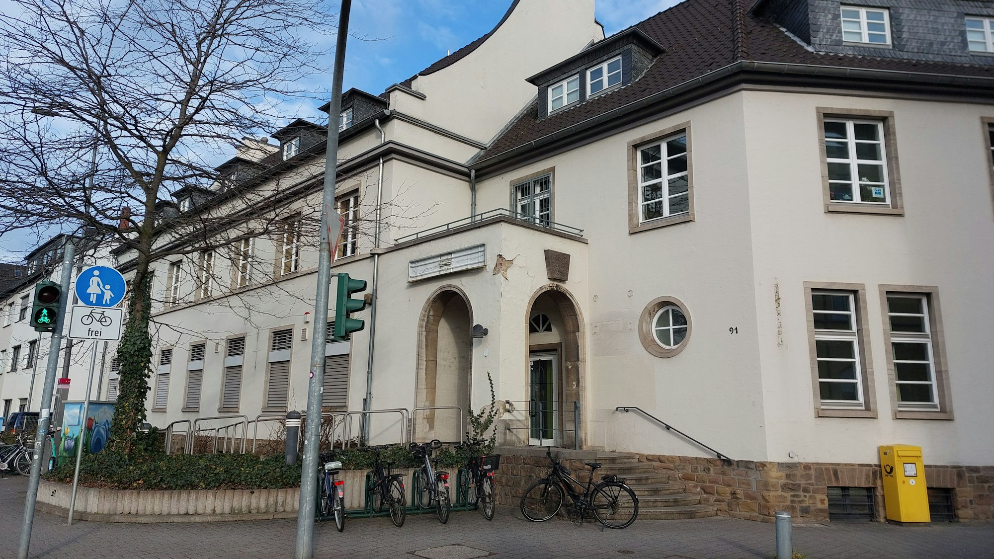 in Troisdorf hat die Postbank die Filiale an der Poststraße geschlossen. Der Partnershop an der Kölner Straße liegt fast einen Kilometer weit entfernt, die nächste Postbankfiliale findet sich in Siegburg, mehr als fünf Kilometer entfernt.