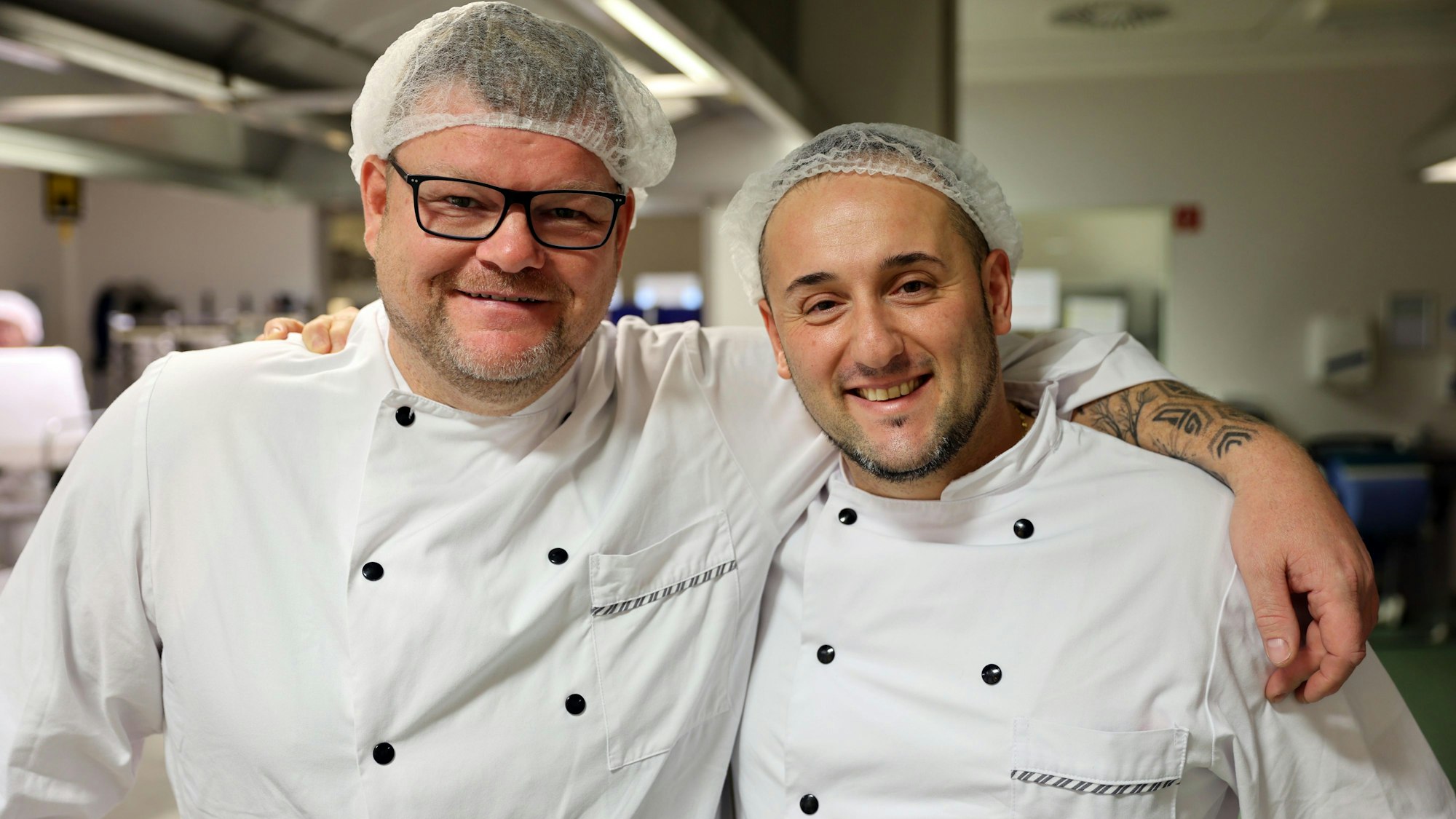 Das Miteinander zählt bei „In Via - Essen für Kinder“: Küchenchef Antonino La Rocca (rechts) und Kollege Mathias Rüßler.