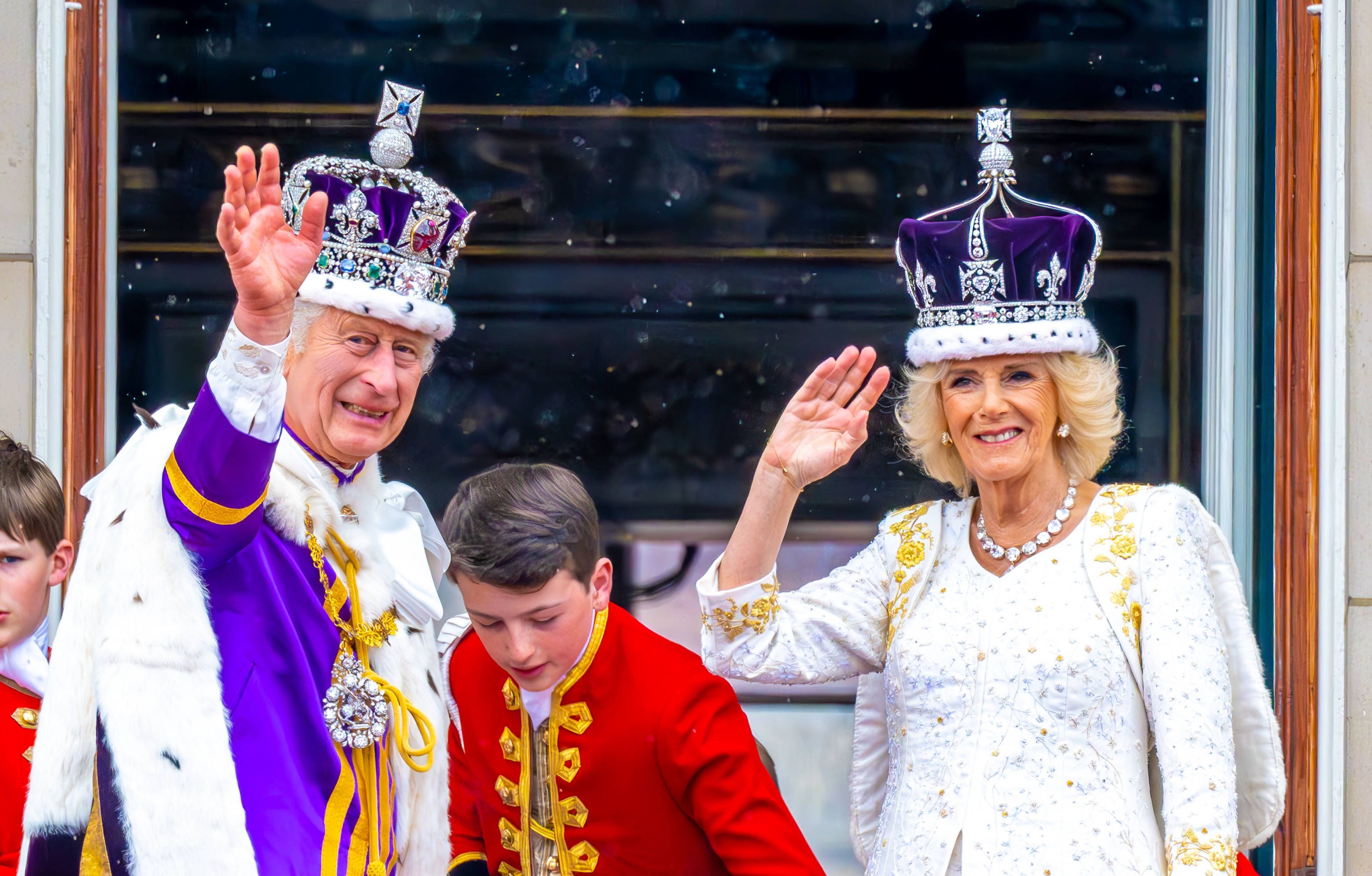 König Charles III., Königin Camilla und zwei Jungen