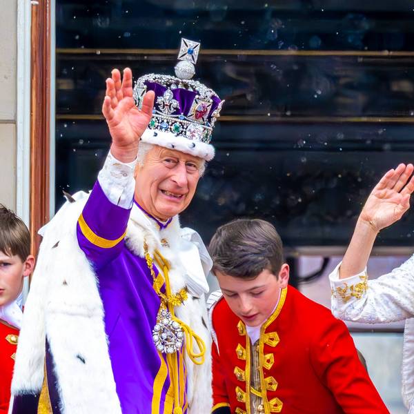 König Charles III., Königin Camilla und zwei Jungen