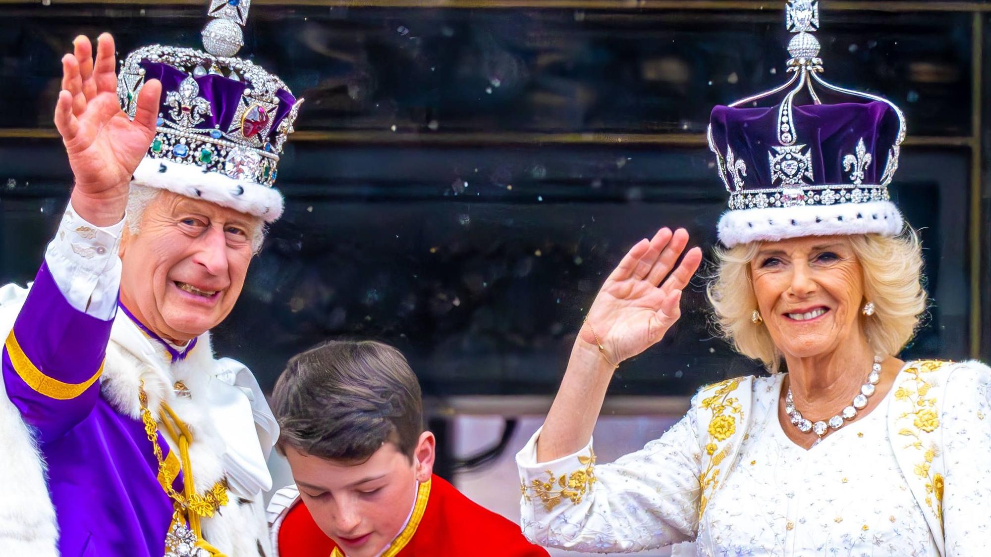 König Charles III., Königin Camilla und zwei Jungen