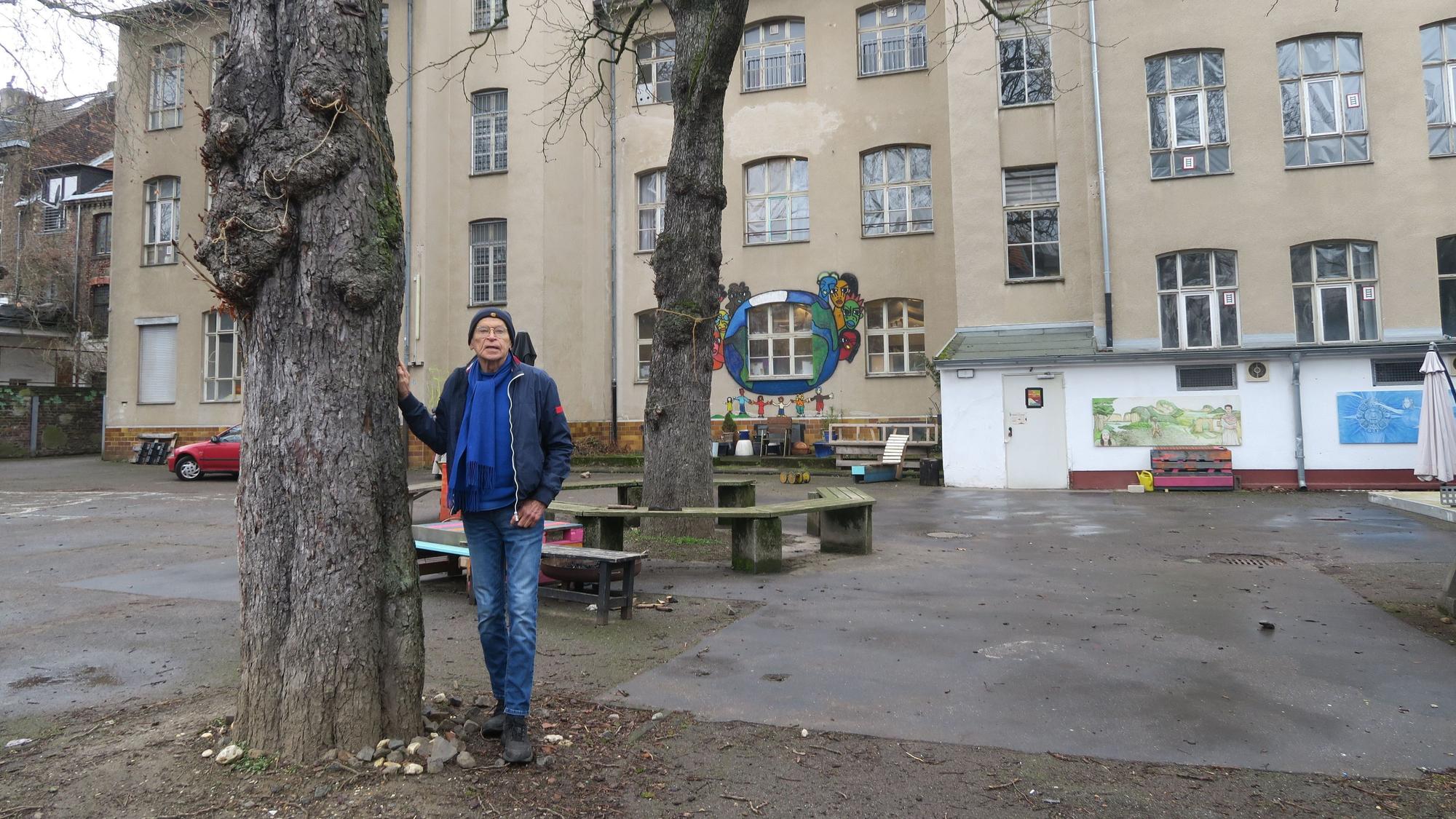 Eine besondere Beziehung: Günter Wallraff auf dem ehemaligen Schulhof an den Bäumen, die seine Mutter und seine Tante nach dem Krieg vor der Stadt gerettet hatten.
