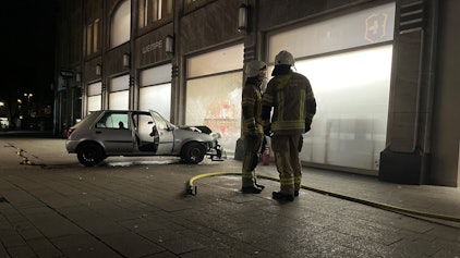 Tatort: Der Ford Fiesta wurde bei dem Aufprall an der Ecke zum Wallrafplatz beschädigt. Der Beifahrer erlitt Verletzungen.