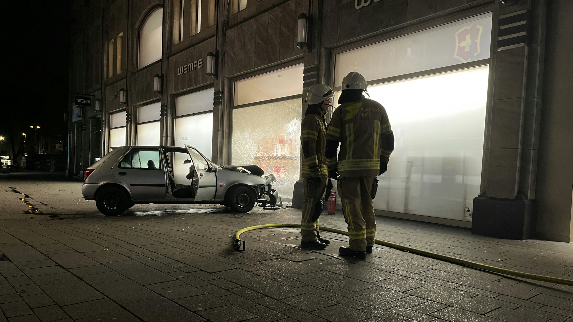 Tatort: Der Ford Fiesta wurde bei dem Aufprall an der Ecke zum Wallrafplatz beschädigt. Der Beifahrer erlitt Verletzungen.