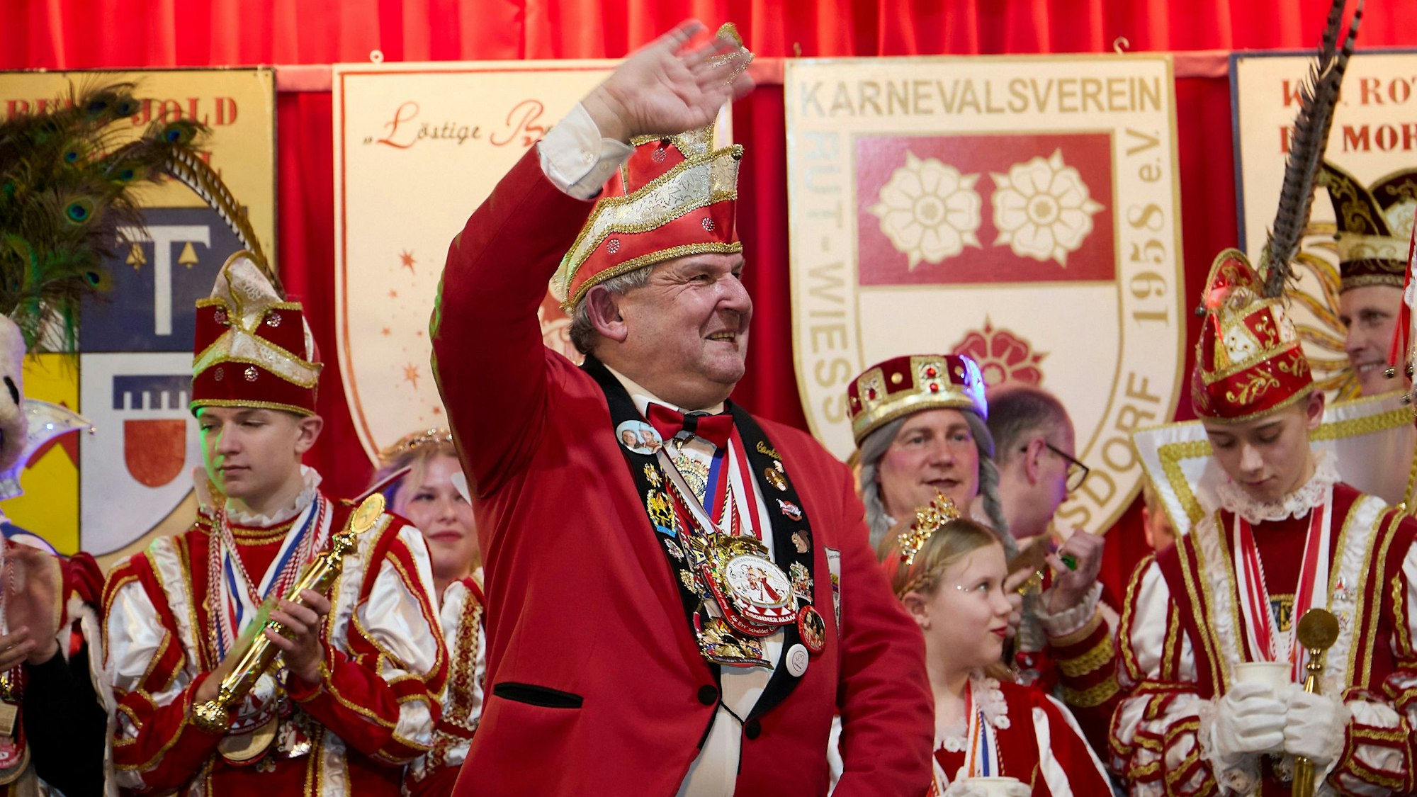 Das Bild zeigt Günter Jäger auf der Bühne. Er winkt ins Publikum.