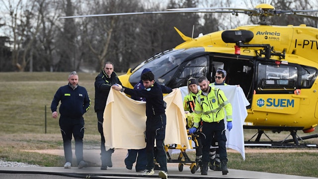 Lindsey Vonn wird von einem Team vom Rettungshubschrauber in die Klinik gebracht.