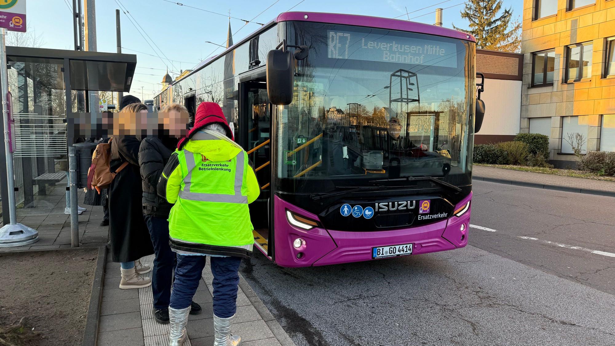 Menschen warten in Solingen auf den Schienenersatzverkehr.