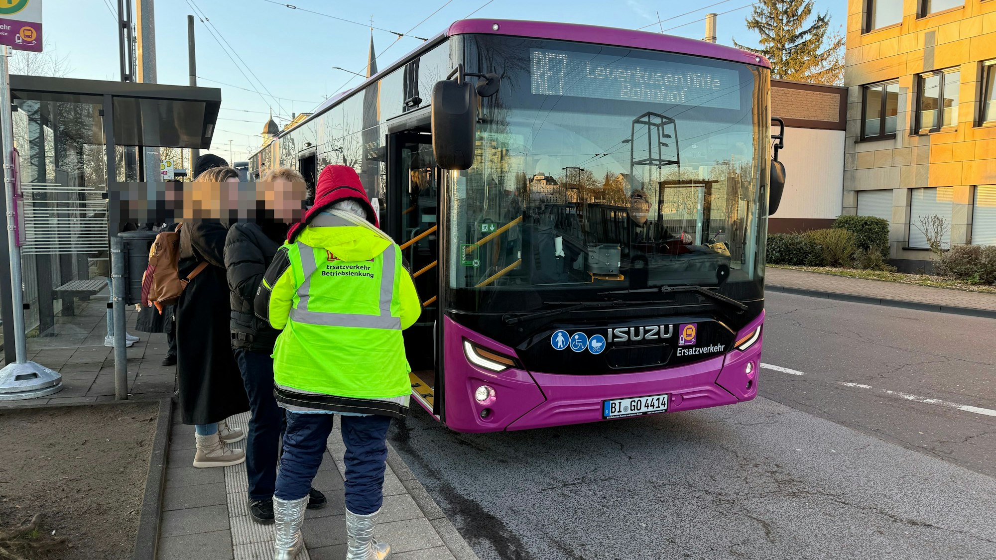 Menschen warten in Solingen auf den Schienenersatzverkehr.