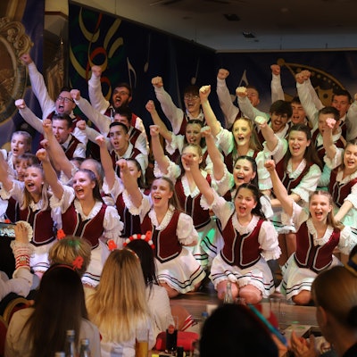 Der Festausschuss Eitorf hatte zur Prunksitzung in den Schützenhof nach Alzenbach eingeladen. Das Tanzcorps der Großen Altstädter zeigte fasziniernde Schrittkombinationen und schöne Figuren.