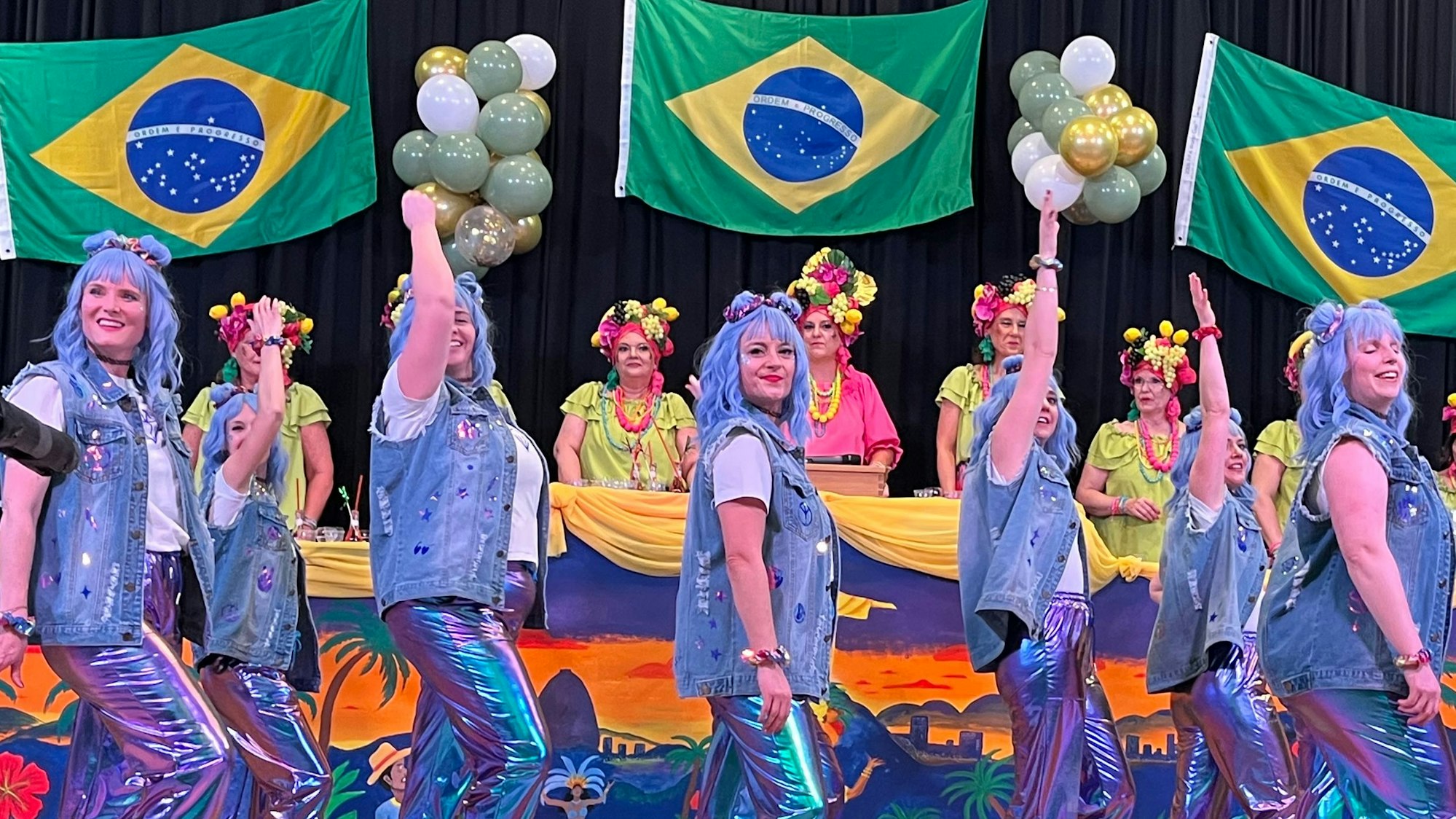 Bunte Kostüme, Musik und fetzige Tänze gab es beim Mütterkaffee der kfd Frielingsdorf.