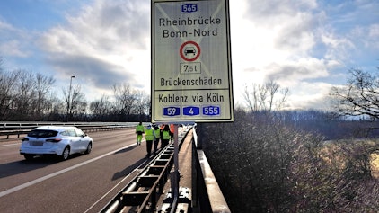 Seit Montagvormittag (9. Februar) ist die Bonner Nordbrücke für Lkw gesperrt, die schwerer als 7,5 Tonnen sind. Die Sperrung gilt zunächst in Richtung Meckenheim, ab Donnerstag (12. Februar) dann auch in der Gegenrichtung.
