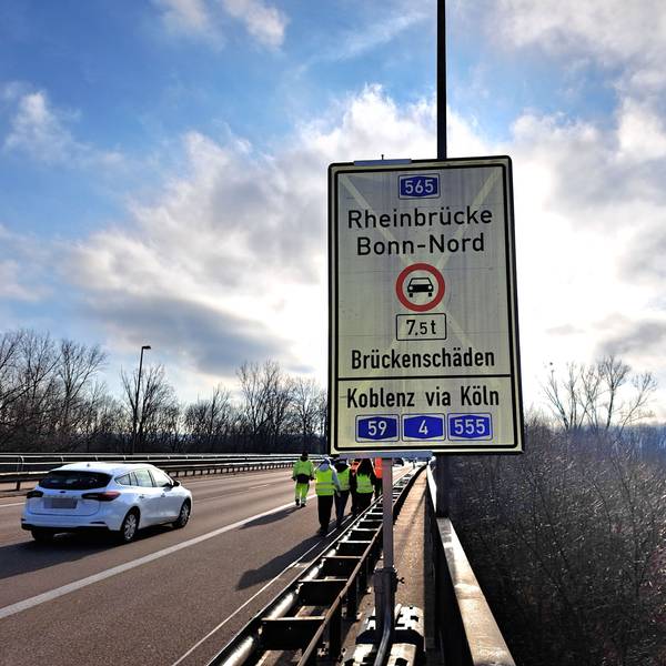 Seit Anfang Februar ist die Bonner Nordbrücke für Lkw gesperrt, die schwerer als 7,5 Tonnen sind. (Archivbild)