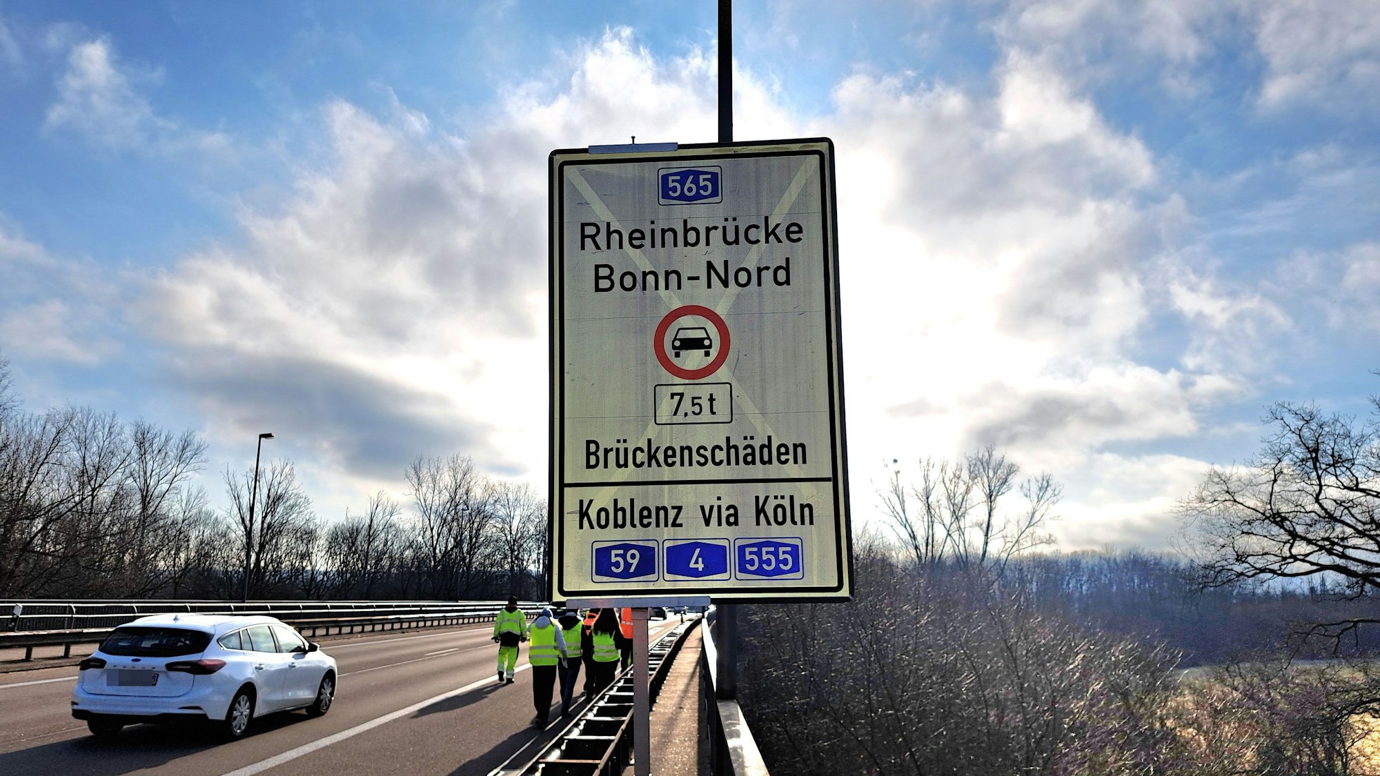 Seit Montagvormittag (9. Februar) ist die Bonner Nordbrücke für Lkw gesperrt, die schwerer als 7,5 Tonnen sind. Die Sperrung gilt zunächst in Richtung Meckenheim, ab Donnerstag (12. Februar) dann auch in der Gegenrichtung.