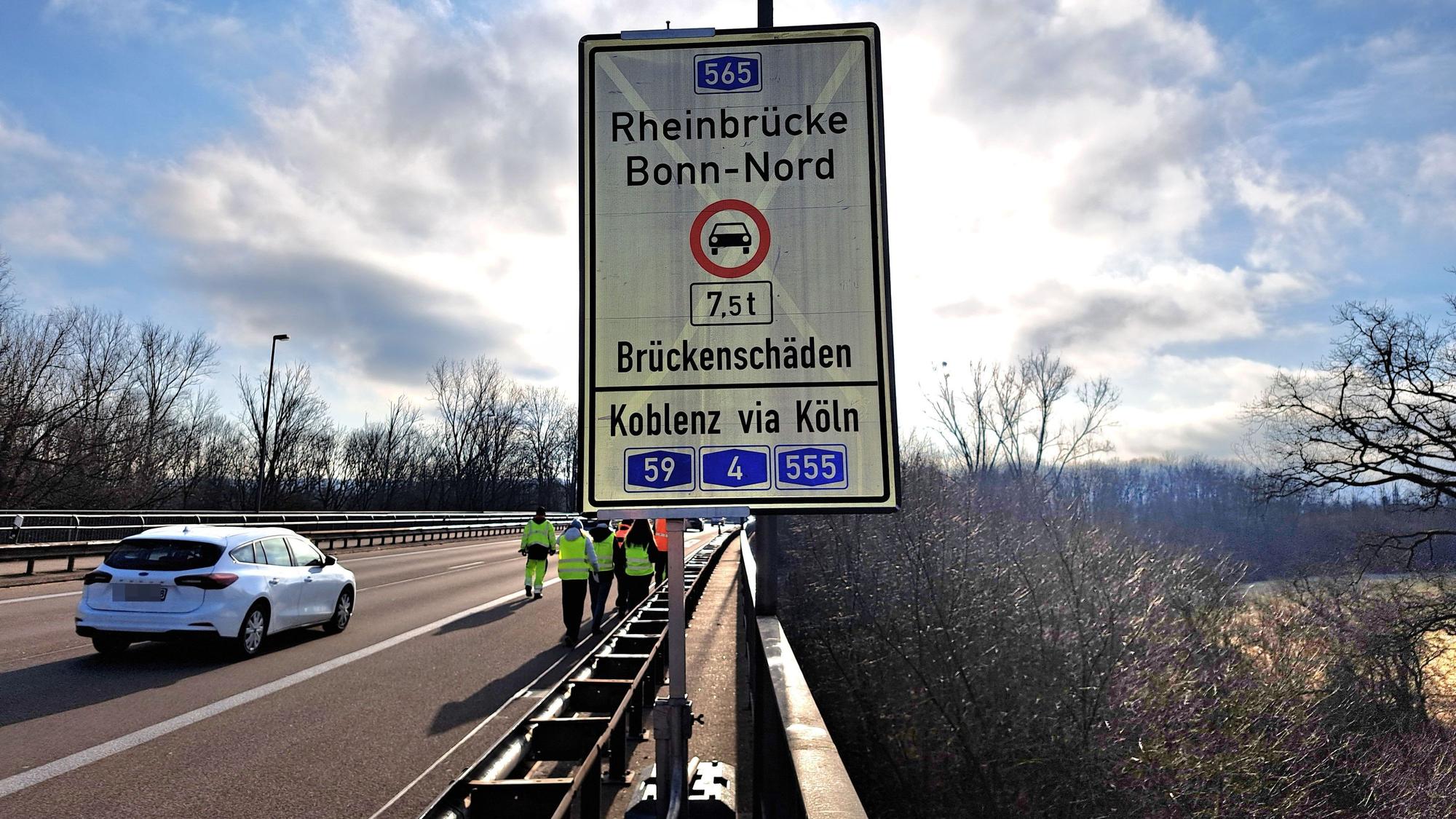 Seit Anfang Februar ist die Bonner Nordbrücke für Lkw gesperrt, die schwerer als 7,5 Tonnen sind. (Archivbild)