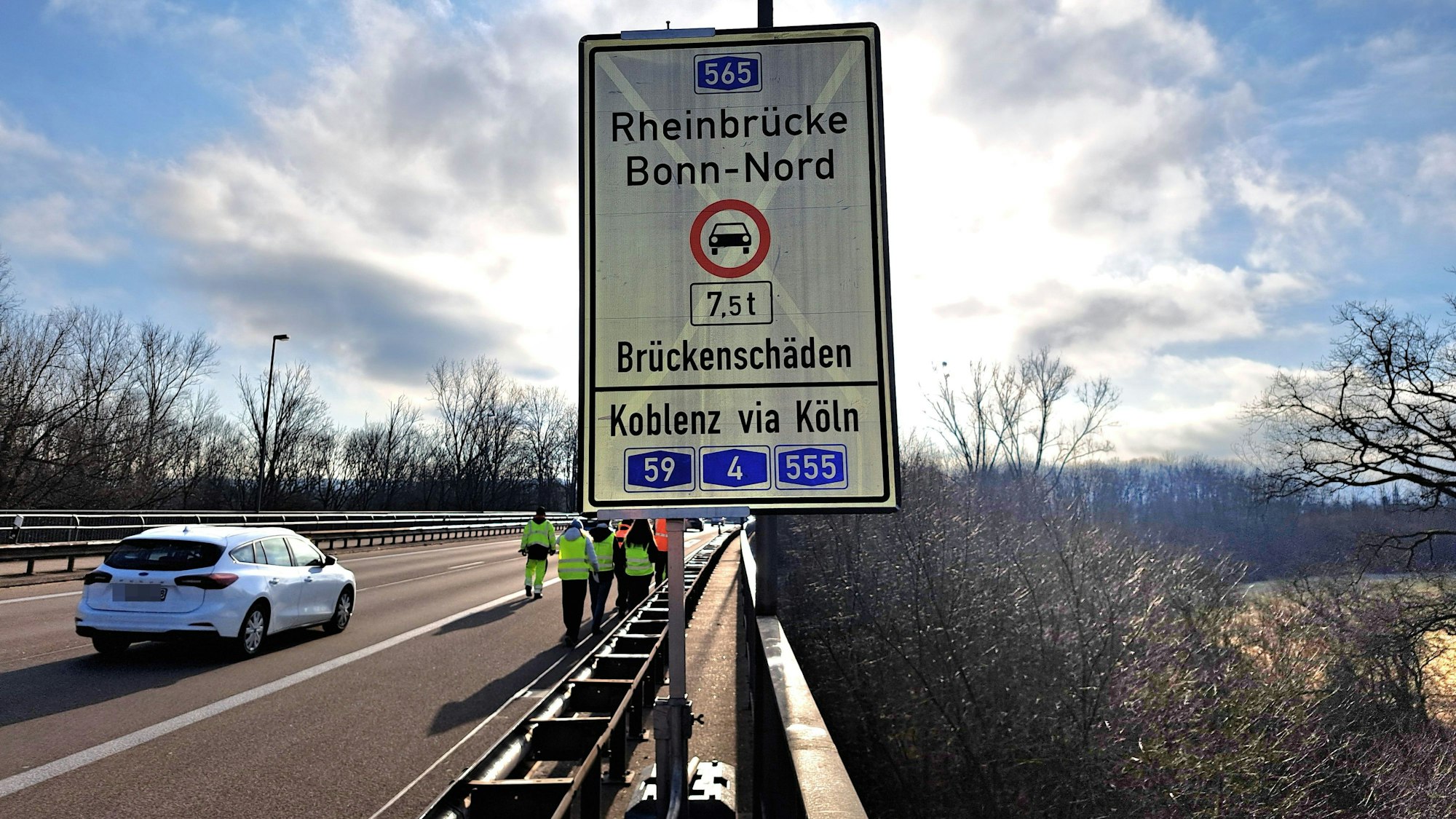 Seit Anfang Februar ist die Bonner Nordbrücke für Lkw gesperrt, die schwerer als 7,5 Tonnen sind. (Archivbild)