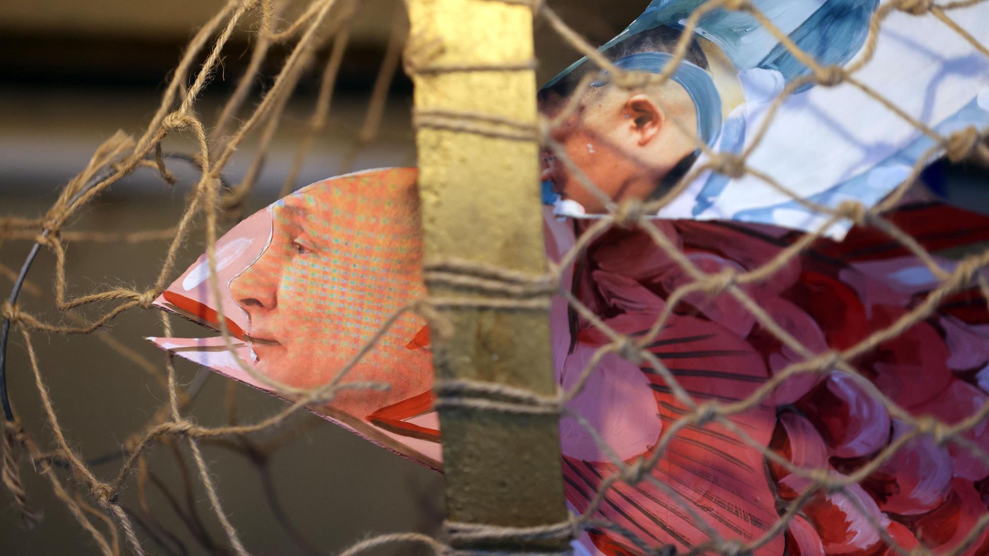 In der Narzisten-Reuse sind Fische gefangen, wie hier einer mit dem Gesicht von Putin.
