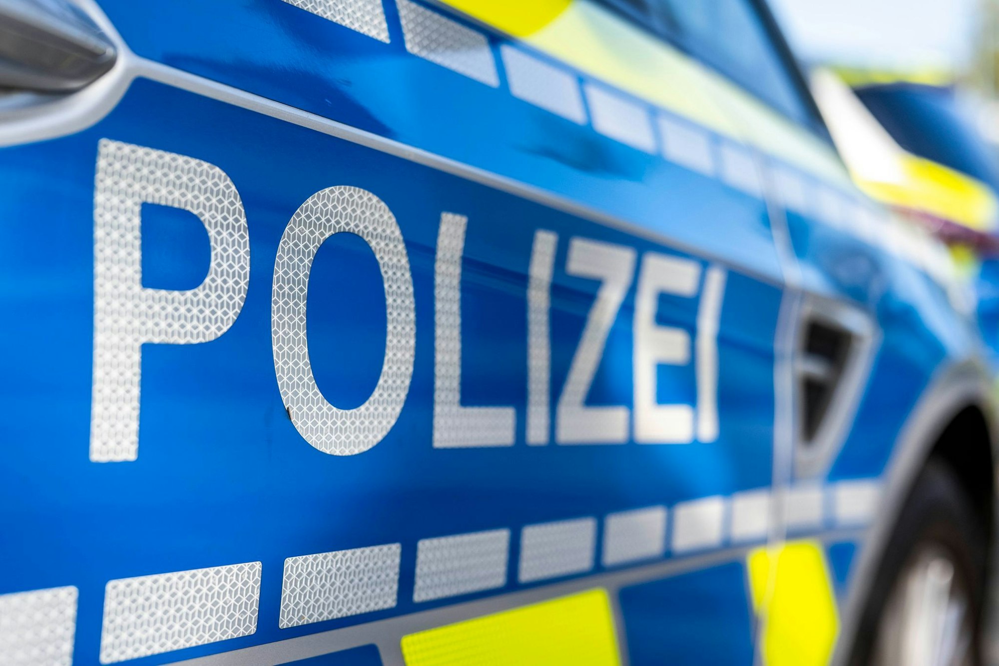 Die Flanke eines Polizeiwagens