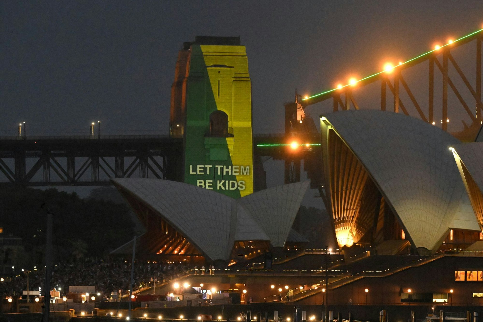 Am Tag der Einführung strahlte sogar von der Sydney Harbour Bridge der Slogan «Let them be kids». (Archivbild)