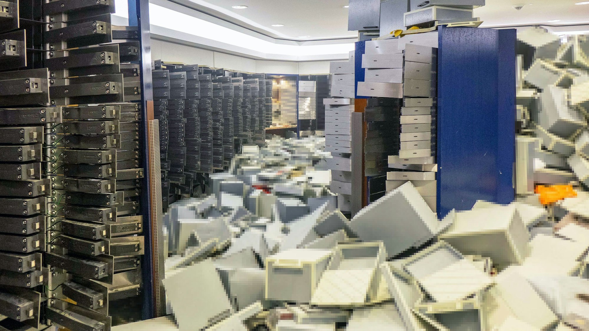 Nach dem spektakulären Einbruch haben die Ermittler nach Angaben mehrere Hunderttausend Gegenstände vorsortiert, katalogisiert und fotografiert.