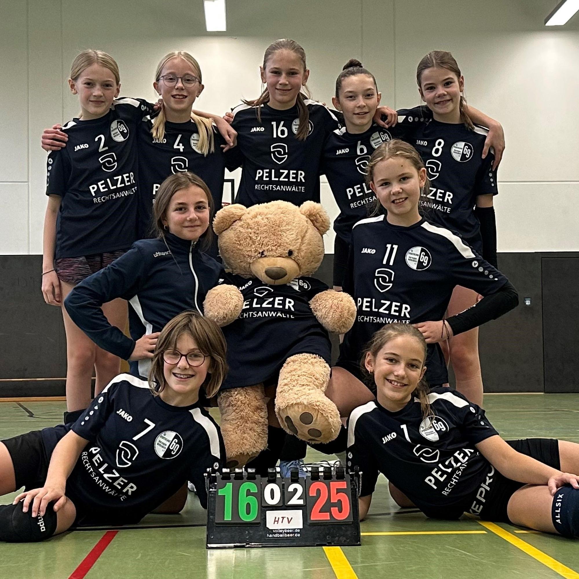 Die U14 der Sportfreunde Marmagen-Nettersheim posiert mit einem Teddybären.