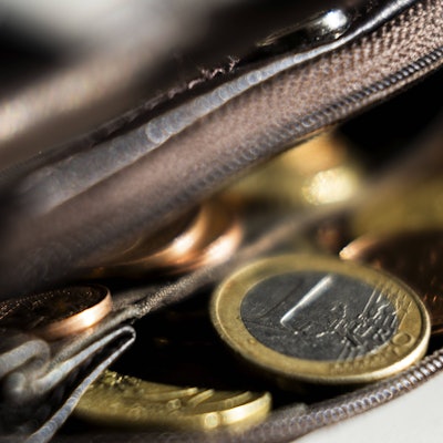 Verschiedene Euro-Münzen in einer leicht geöffneten Geldbörse.