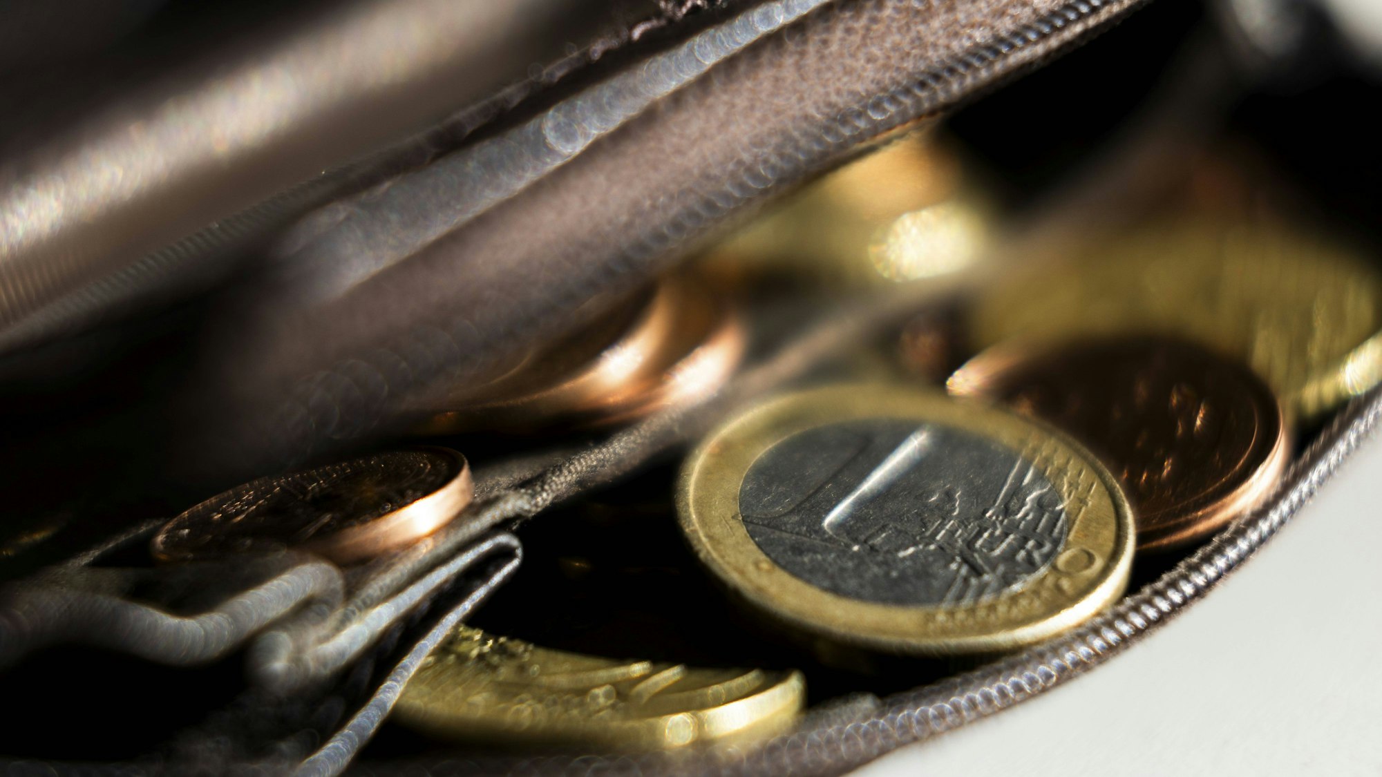 Verschiedene Euro-Münzen in einer leicht geöffneten Geldbörse.