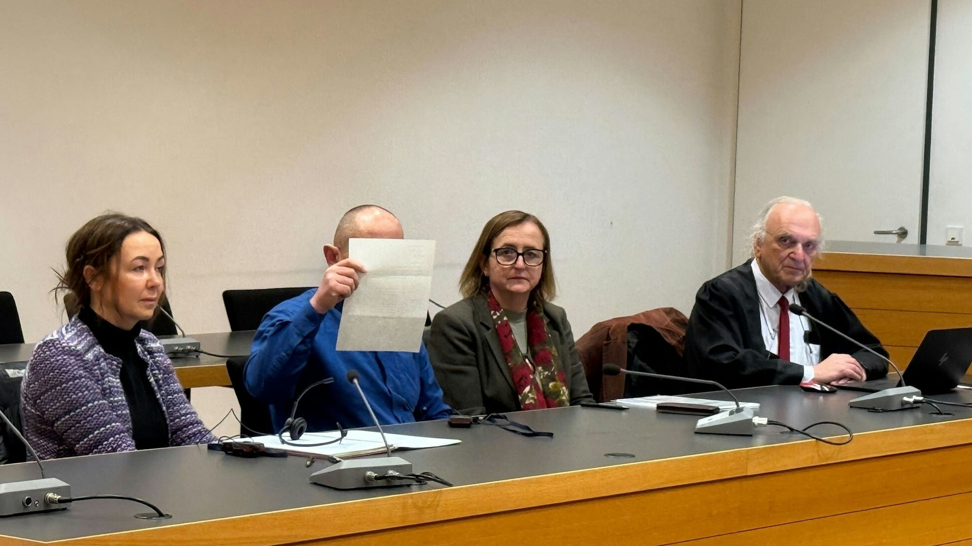 Ein 47-Jähriger soll vor allem ältere Menschen in Krankenhäusern in Baden-Württemberg, Bayern und Nordrhein-Westfalen bestohlen haben – mit deren Bankkarten hob er Tausende Euro ab.