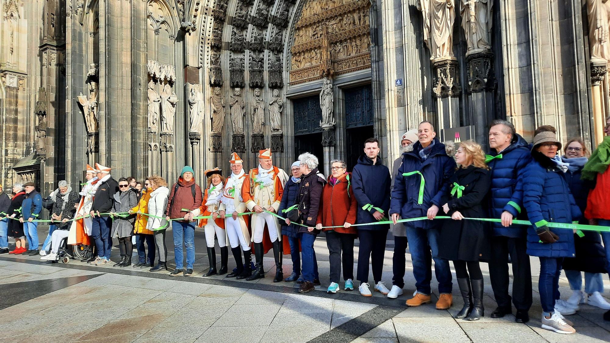 Eine Menschenkette vor dem Kölner Dom.