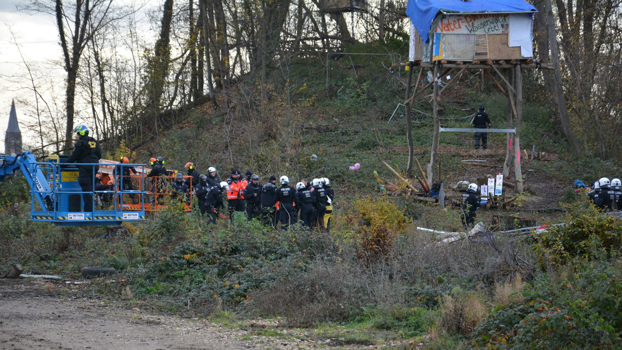 Mit einem Großaufgebot waren Polizei und RWE gegen die Besetzer des „Sündenwäldchens“ vorgegangen.