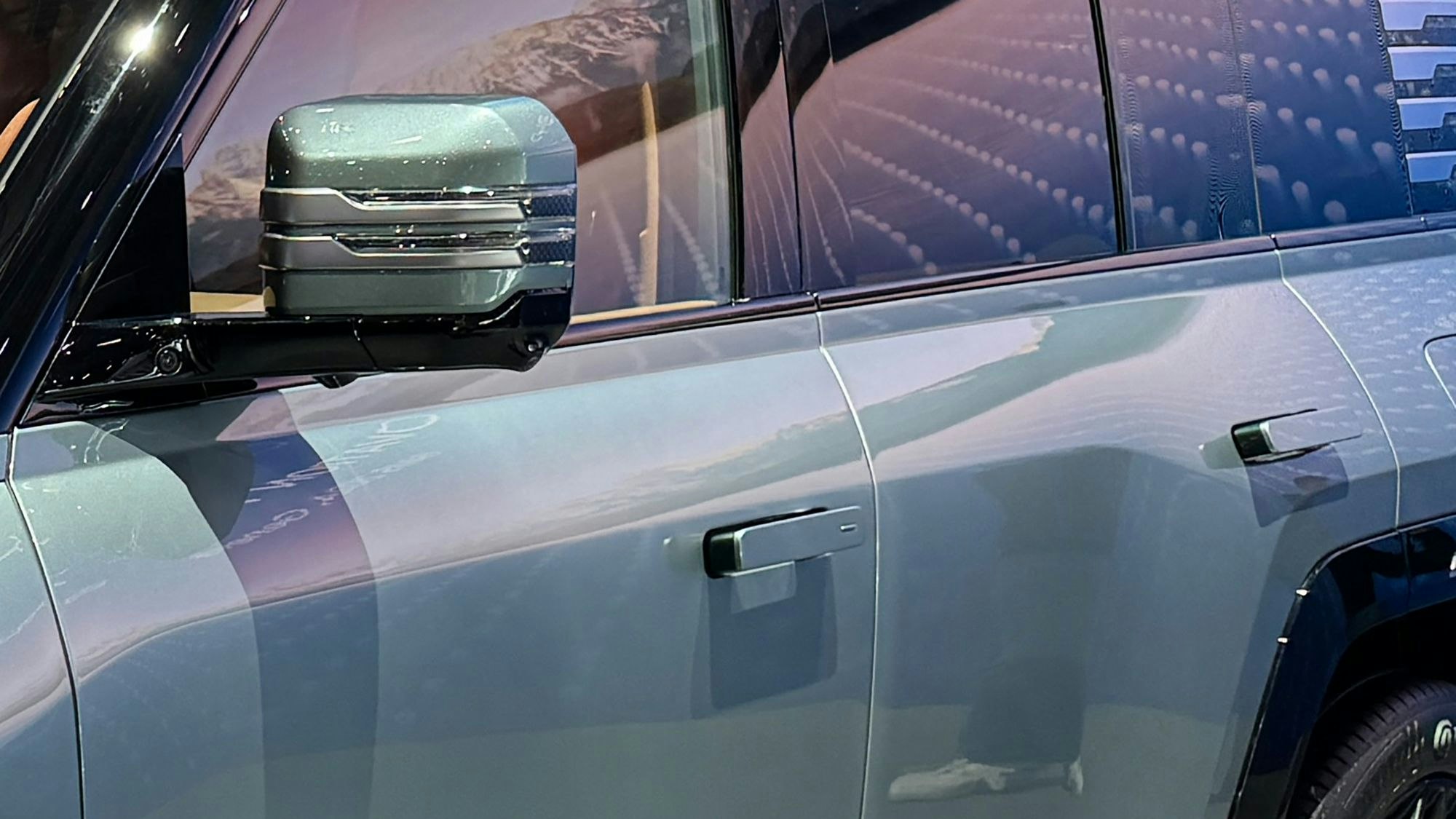 Versenkte Türgriffe können entweder durch Druck an verschiedenen Stellen ausgeklappt werden oder sie fahren sie automatisch aus. Doch die haben ihre Tücken.