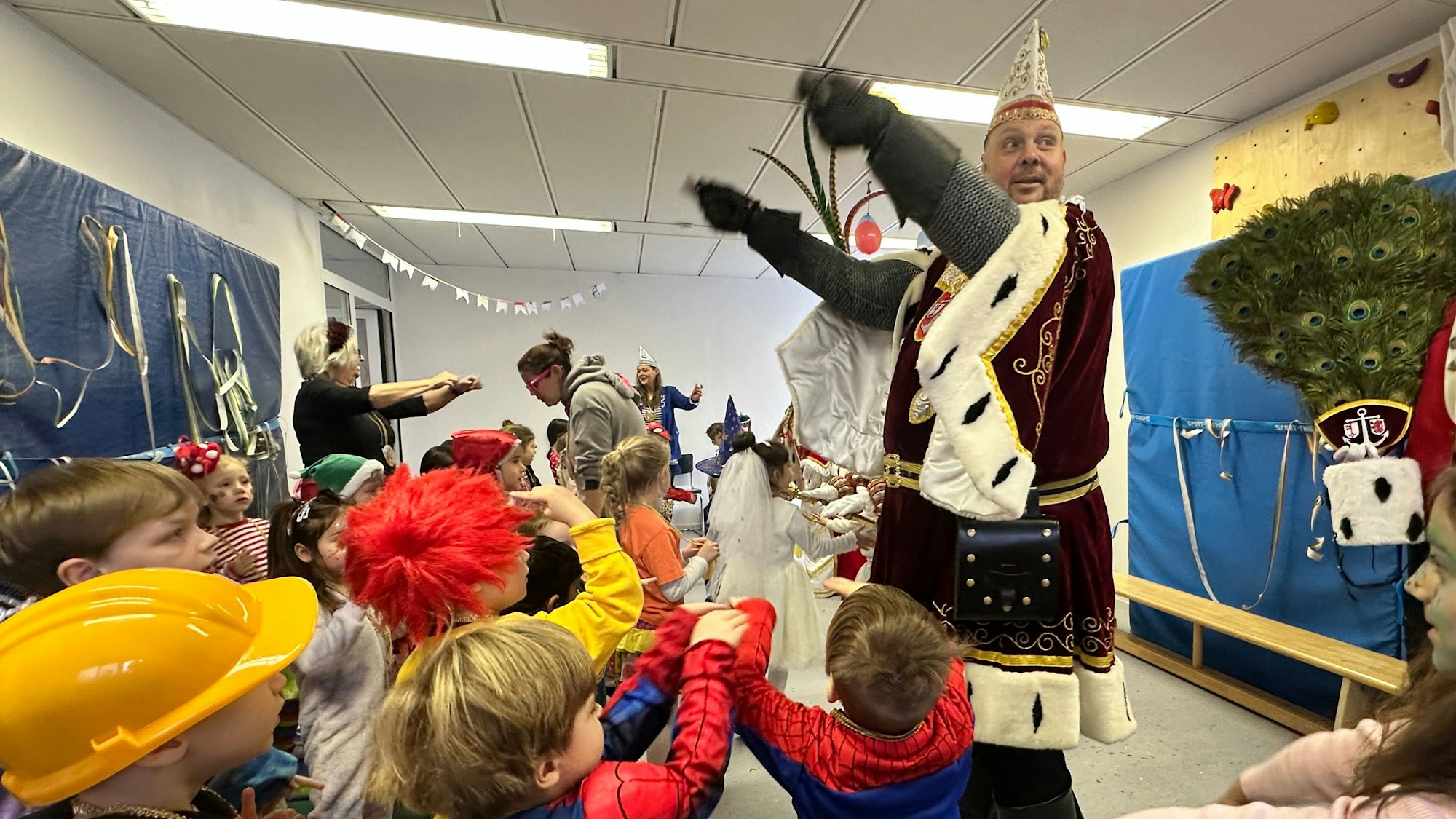 Das Dreigestirn tanzt mit Kitakindern.