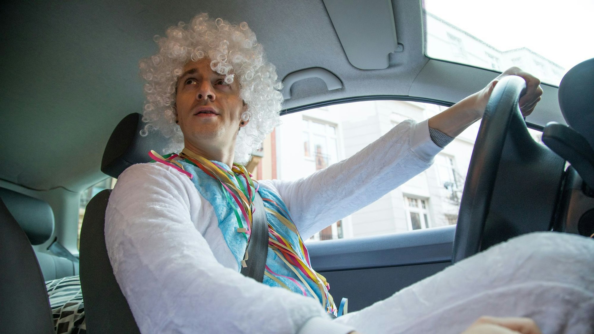 Jeck werden - aber mit Bedacht: Denn bestimmte Kostümierungen sind tatsächlich auch hinter dem Steuer erlaubt - manche jedoch nicht.