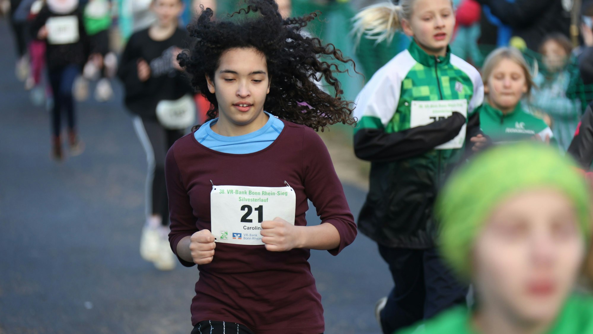 Carolina Heffels läuft beim Silvesterlauf des LC Euskirchen an der Steinbachtalsperre.