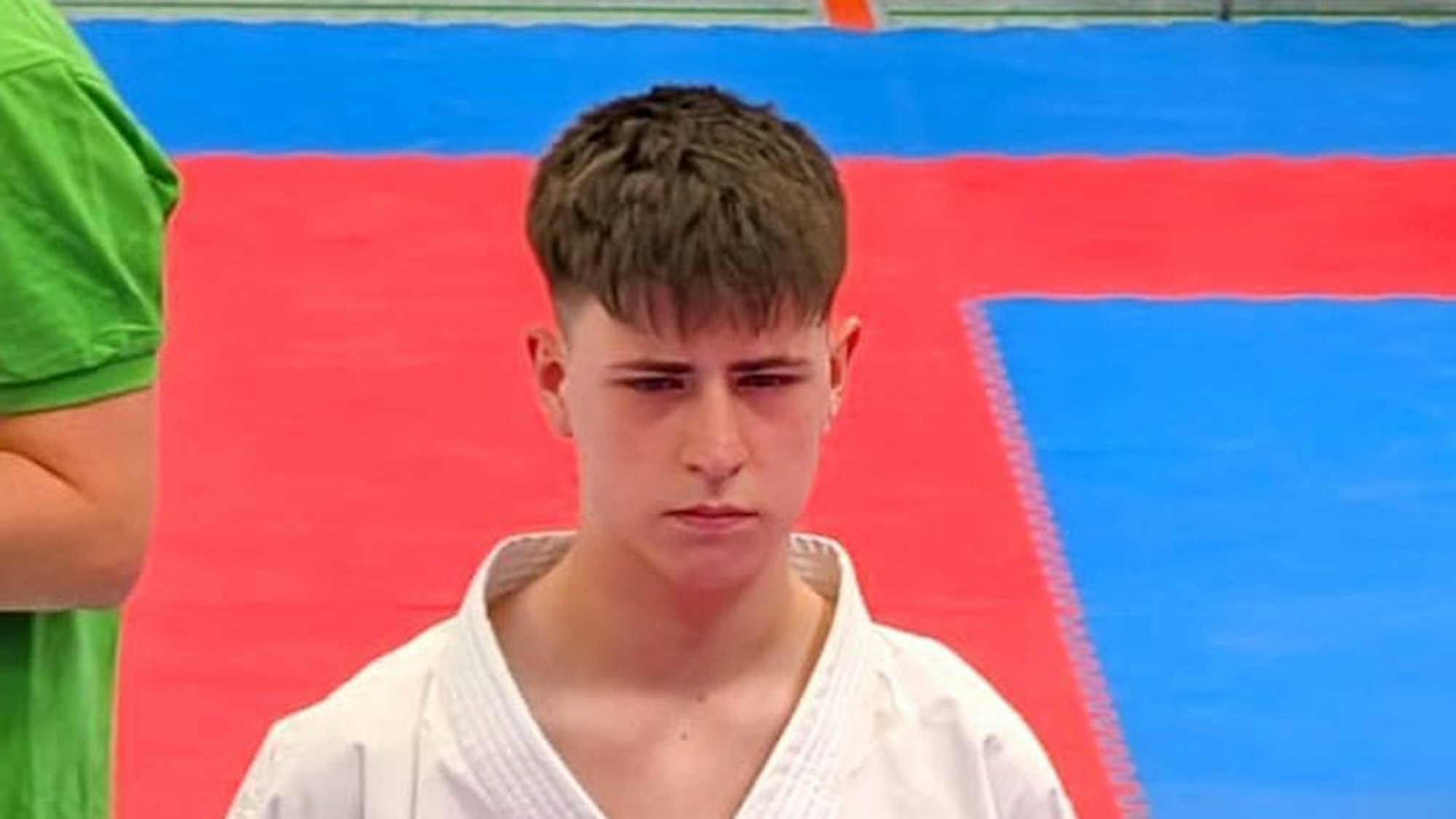 Louis Satzke trägt einen Karate-Anzug und schaut streng.