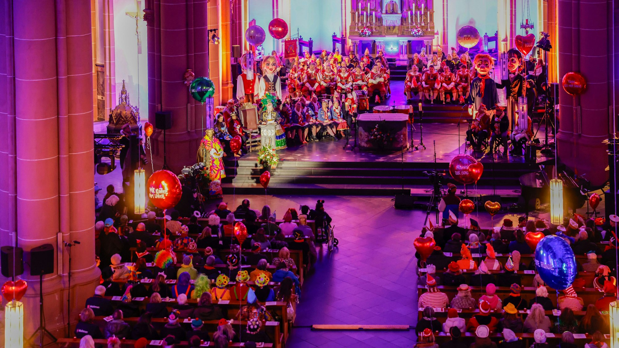 Auf den Kirchenbänken von St. Agnes nahmen kostümierte Jecke Platz.
