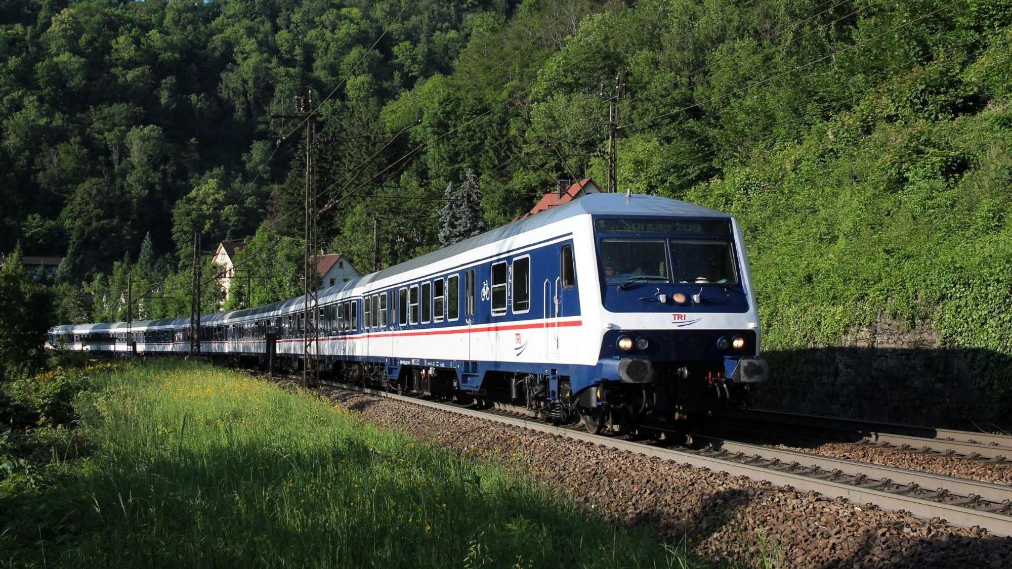Ein Zug der TRI Train Rental GmbH im Rhein-Erft-Kreis.