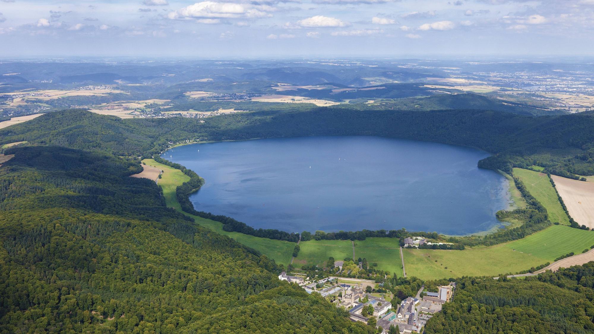 Luftaufnahme vom Laacher See in der Eifel. (Archivfoto)