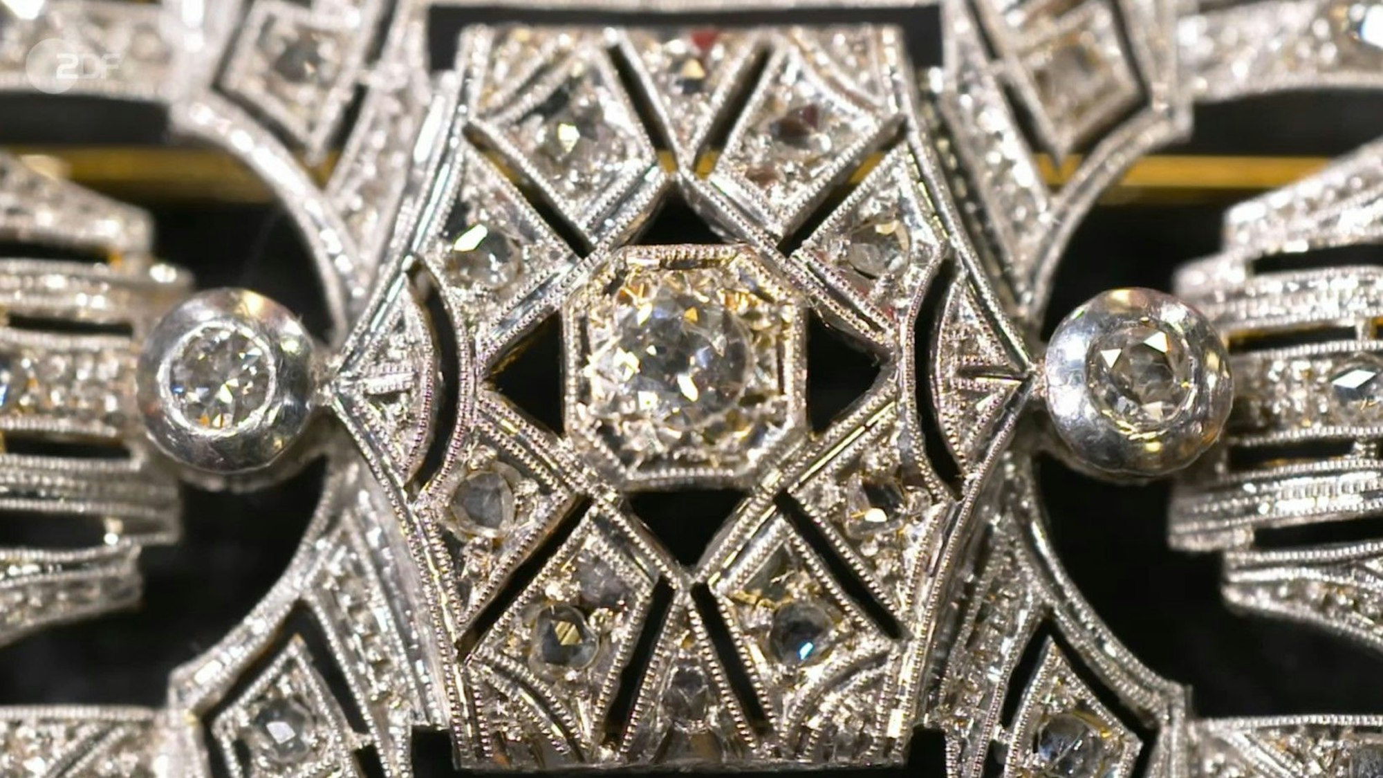 Nahaufnahme der Brosche bei „Bares für Rares“. Die Diamanten sind gar nicht so groß, sondern nur sehr kunstvoll eingefasst.