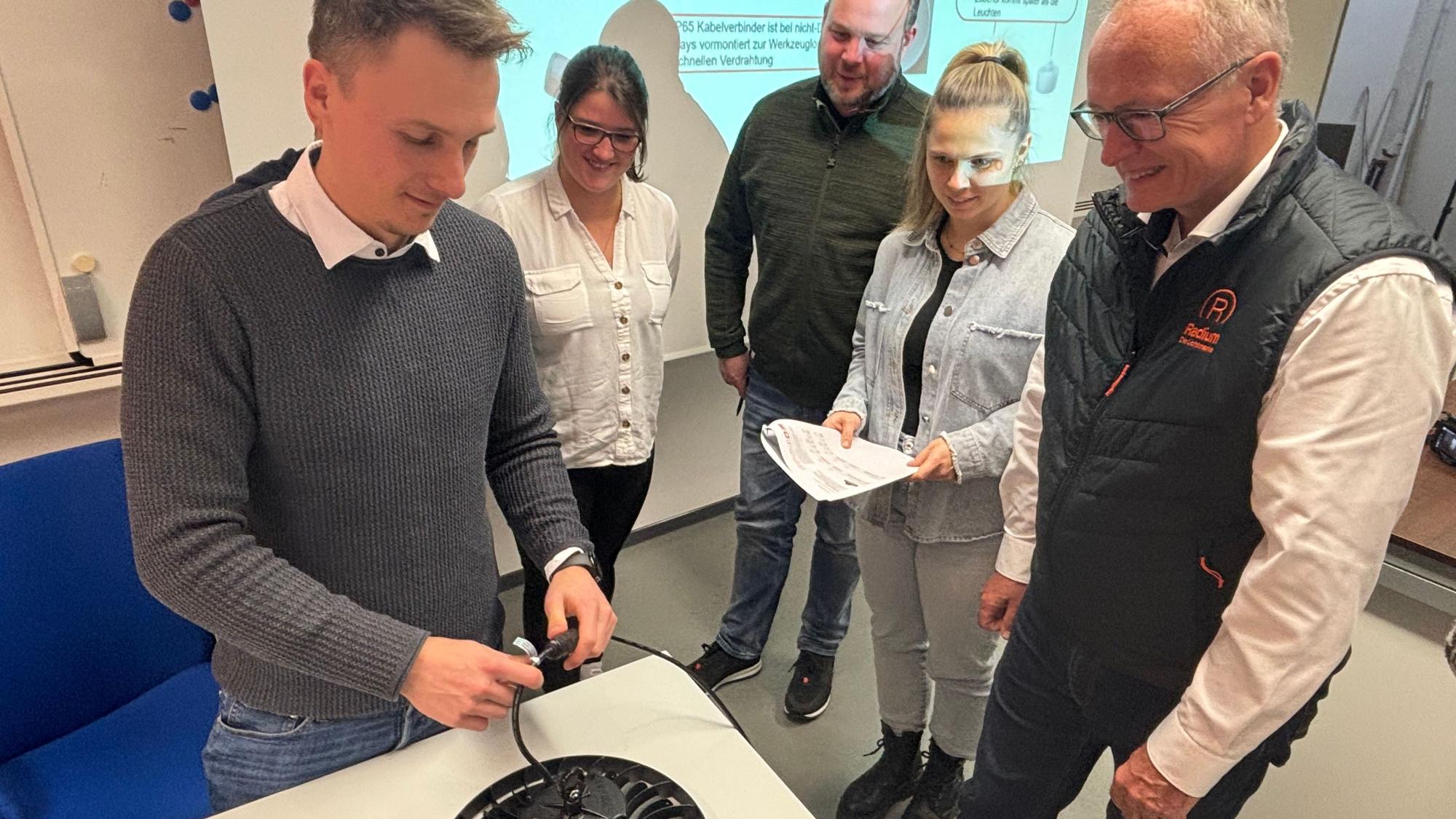 Das Foto zeigt Mitarbeiter der Firma Radium.