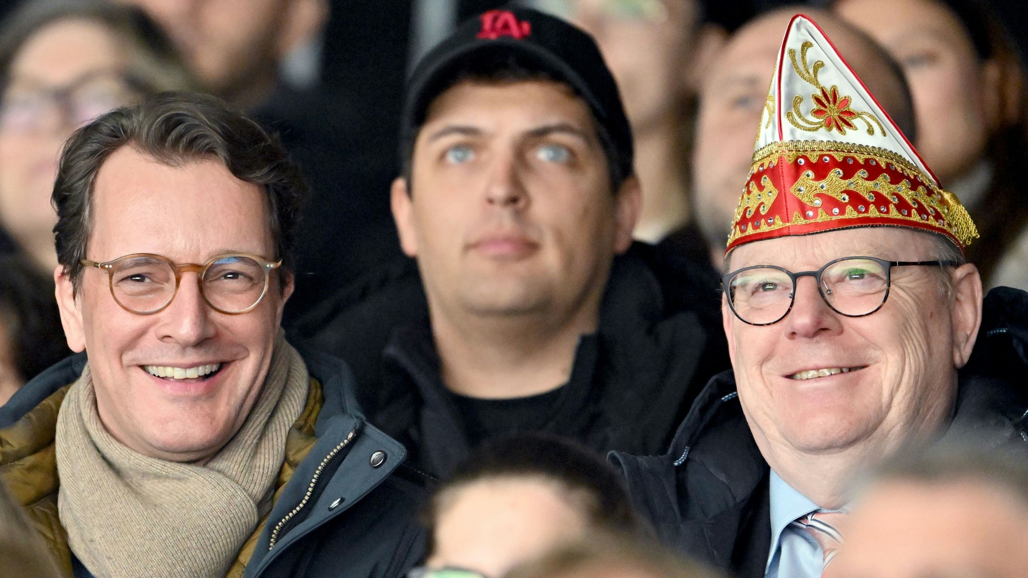 NRW-Ministerpräsident Hendrik Wüst (l.) und der Kölner Oberbürgermeister Torsten Burmester (r.)
