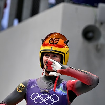 Julia Taubitz jubelt im Ziel.