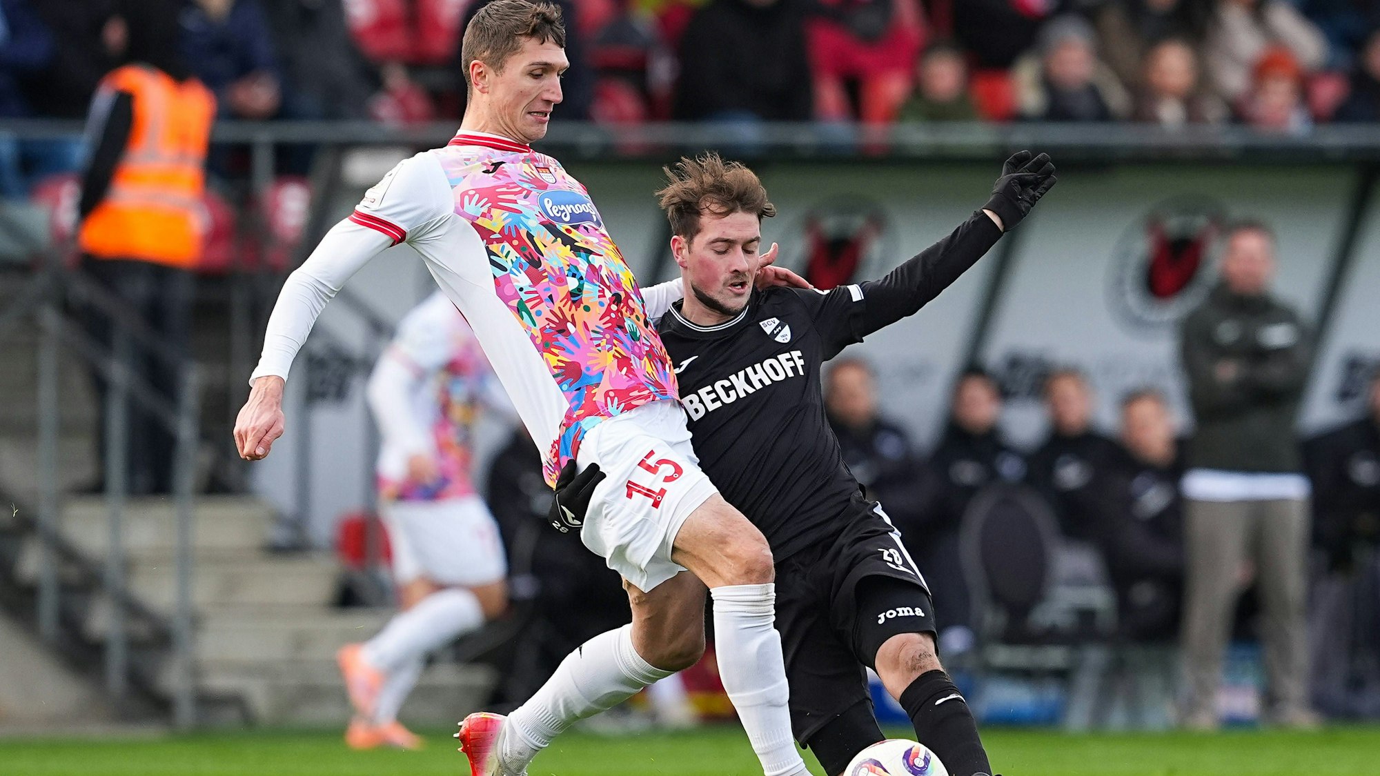 22.11.2025, xydrx, Fußball, 3.Liga, FC Viktoria Köln - SC Verl, Saison 2025 2026, Sportpark Höhenberg: Christoph Greger FC Viktoria Köln 15 im Zweikampf gegen Yari Otto SC Verl 28 DFB regulations prohibit any use of photographs as image sequences and or quasi-video. Nordrhein-Westfahlen Deutschland *** 22 11 2025, xydrx, Fußball, 3 Liga, FC Viktoria Köln SC Verl, Saison 2025 2026, Sportpark Höhenberg Christoph Greger FC Viktoria Köln 15 im Zweikampf gegen Yari Otto SC Verl 28 DFB regulations prohibit any use of photographs as image sequences and or quasi video Nordrhein Westfahlen Germany