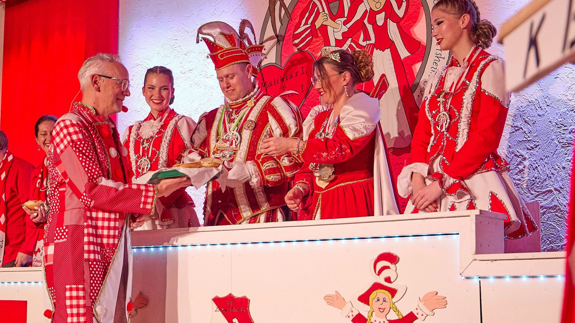 Das Bild zeigt Andreas Weyer, der den Tollitäten Käsebrötchen reicht.